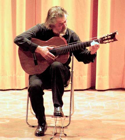Gap, chapelle des Pénitents : Rafael Andia, guitare