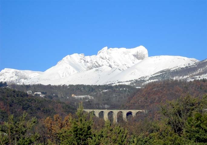 Pic de Bure (2 709 m) et viaduc de la Selle