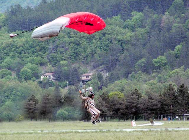 Pierre Desmet, moniteur de parachutisme à Gap-Tallard, arrivée au sol après les sensations sky