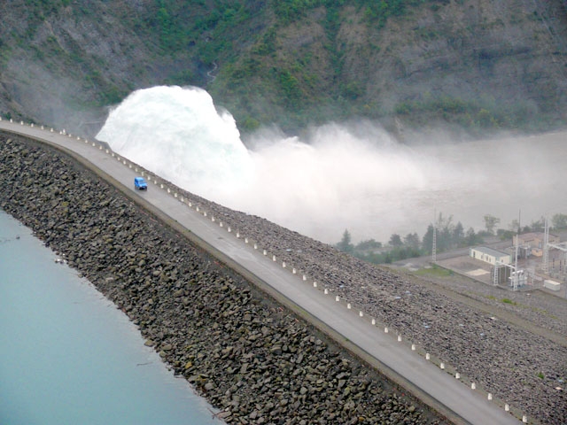 30 mai 2008 : évacuateur de crues du barrage de Serre-Ponçon en service (environ 120 m de différence de niveau entre le lac et le "bassin de compensation")