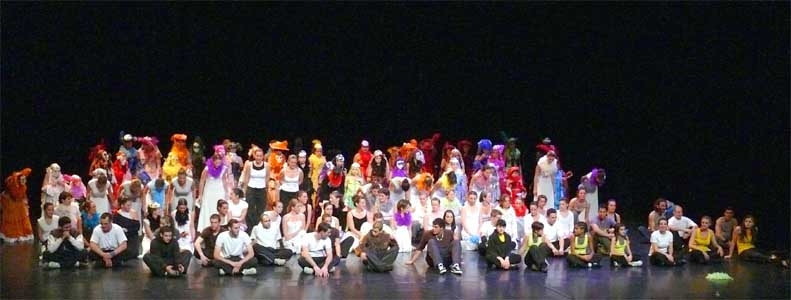 Gap, au théâtre la Passerelle, tous les participants avant le salut final, du spectacle « Danser pour l’enfant » donné au profit de l’association "Enfant en danger", 6 décembre 2007 