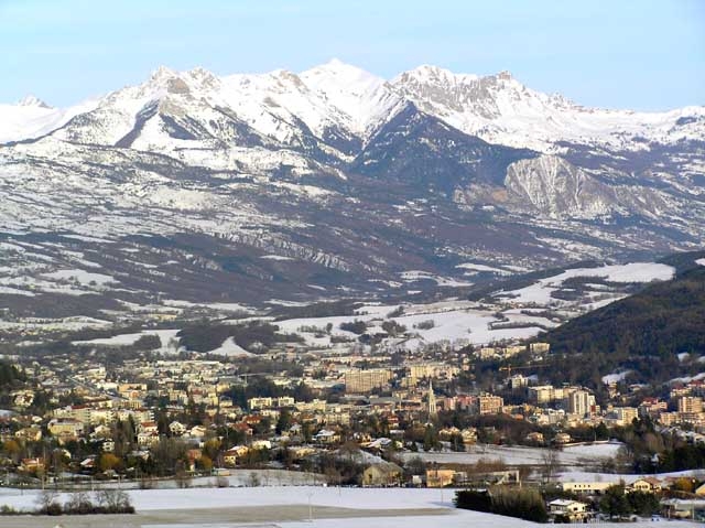 Gap (Hautes-Alpes, France) dans son cadre hivernal de montagnes