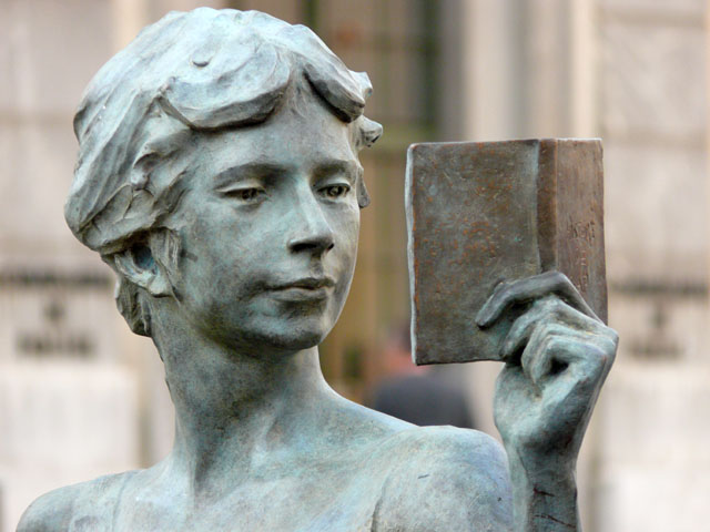 "La liseuse", statue en bronze de Cyril De la Patellière (détail), Gap, place Alsace-Lorraine