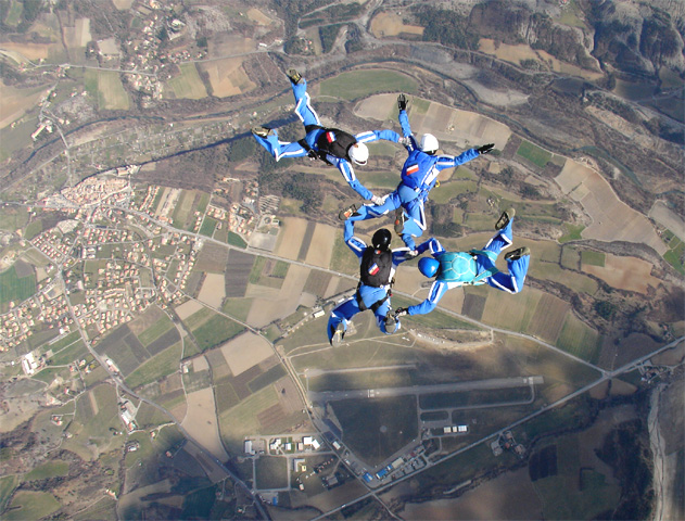 Equipe de France militaire de parachutisme VR4 au-dessus de Gap-Tallard / LFNA