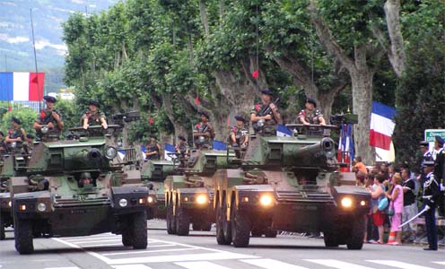 Quelques ERC 90 Sagaie du 4e régiment de chasseurs, défilé militaire du 14 juillet 2006