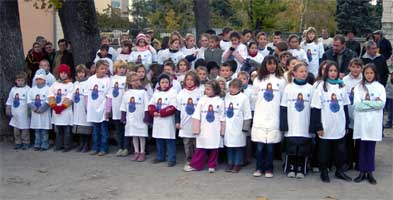 Les enfants des écoles, 11 novembre 2006, avec le T-shirt aux couleurs du Bleuet de France