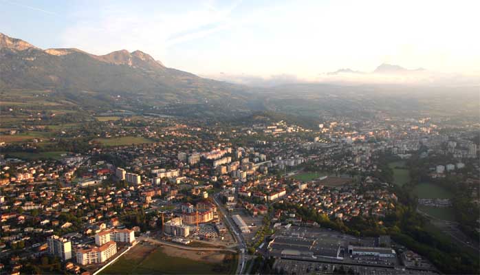 Gap (Hautes-Alpes), vue aérienne du sud au nord, cliquer pour voir le panoramique