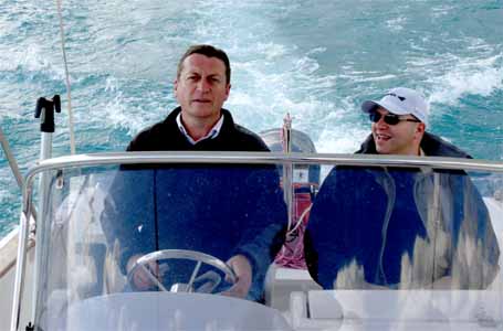 Le président et le secrétaire de l'association Anima Gap, sur le lac de Serre-Ponçon. Comme d'habitude, le trésorier  prend la photo