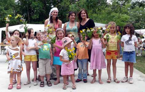 Les bouquets de la Paix confectionnés et portés par les enfants