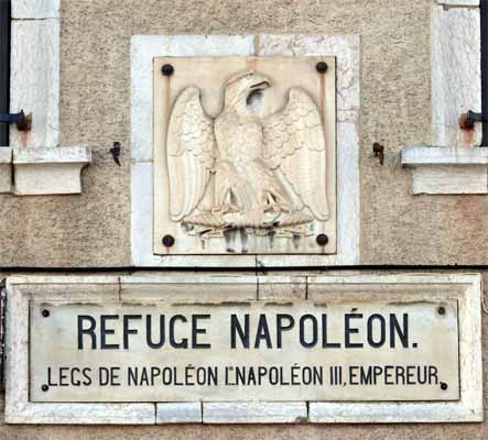 Plaque sur le refuge Napoélon du col de Manse (1 269 m) 