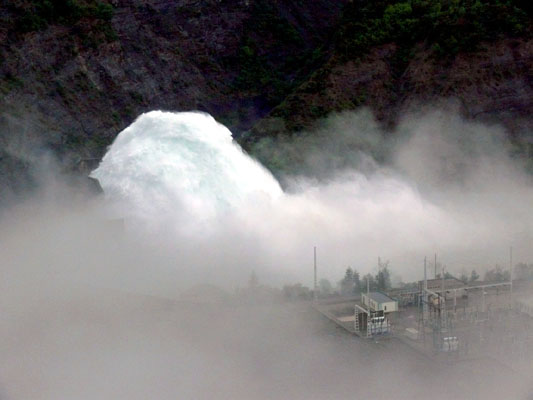 30 mai 2008, 19:31, évacuateur de crues du barrage de Serre-Ponçon