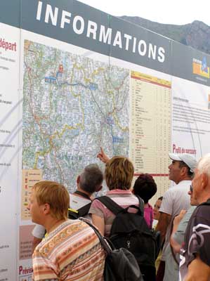 Aux panneaux d'information de l'tape Gap - L'Alpe d'Huez