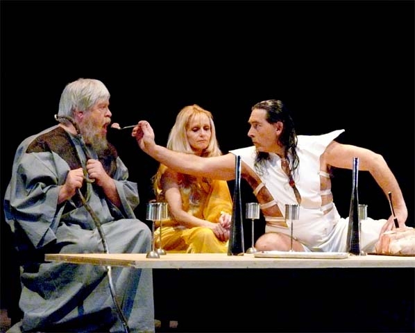Gap 2008, au théâtre la Passerelle, "Caligula" de Camus par la troupe de La Marelle, le vieux patricien (André Deleuze), Caesonia (Raymonde Théraube, auteur de la mise en scène) et Caligula (Jean Jacques Lorazo)