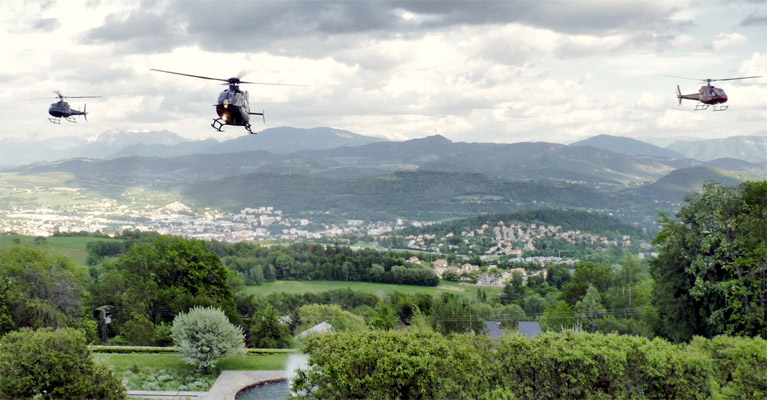 Terrasses du château de Charance : vol d’honneur hélicoptères en formation
