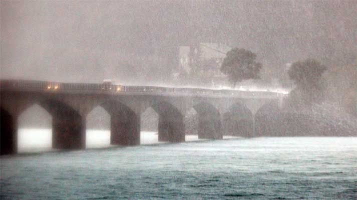 Lac de Serre-Ponçon : une partie du long pont de Savines le Lac (presque 1 km sur la Durance), sous l’orage (août 2007)