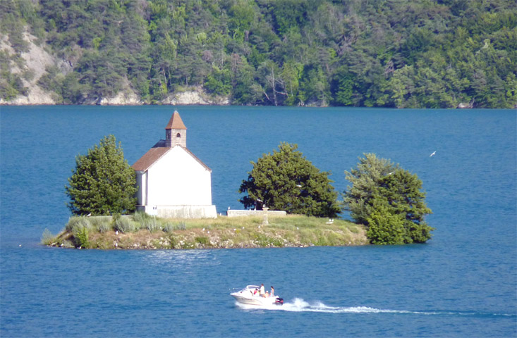 Chapelle Saint-Michel, sur le lac de Serre-Ponçon (Hautes-Alpes)